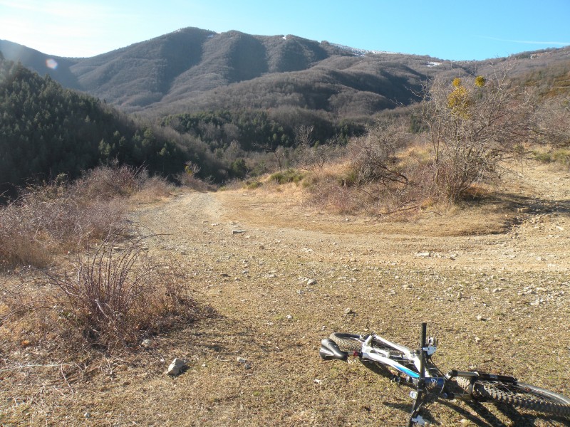 #2 photo2 : La piste permet de monter tranquille. Ensuite on passe sous la ligne de crete au fond photo2 : La piste permet de monter tranquille. Ensuite on passe sous la ligne de crete au fond