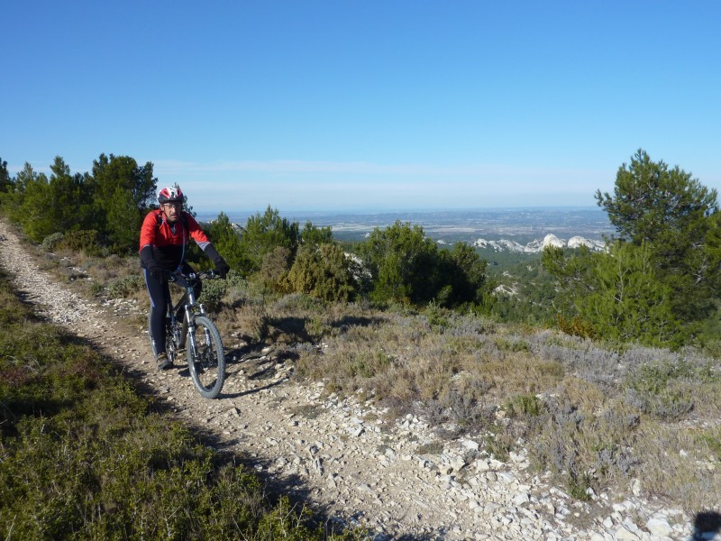 Sentier en crête : Avant de descendre sur Saint Rémy