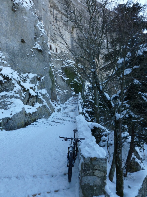 #4 le sanctuaire de la Sainte Baume. Descendre en VTT ses 150 marches est un péché mortel. le sanctuaire de la Sainte Baume. Descendre en VTT ses 150 marches est un péché mortel.