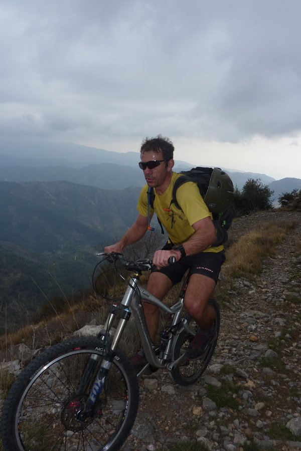 Laurent juste avant les nuages : Dur de rester en selle !