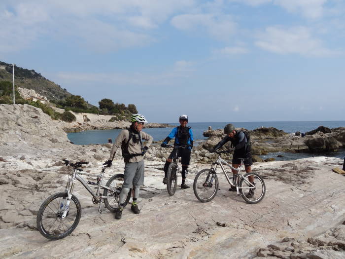 Sur la plage : Ce n'est pas souvent qu'on finit la course au ras des flots.