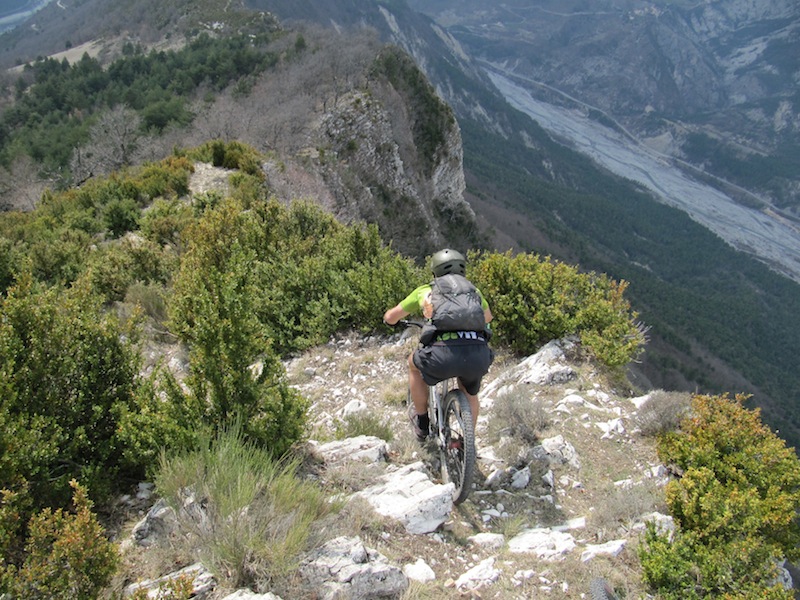 #8 La pelau : Début de la descente avec un peu de gaz à droite La pelau : Début de la descente avec un peu de gaz à droite