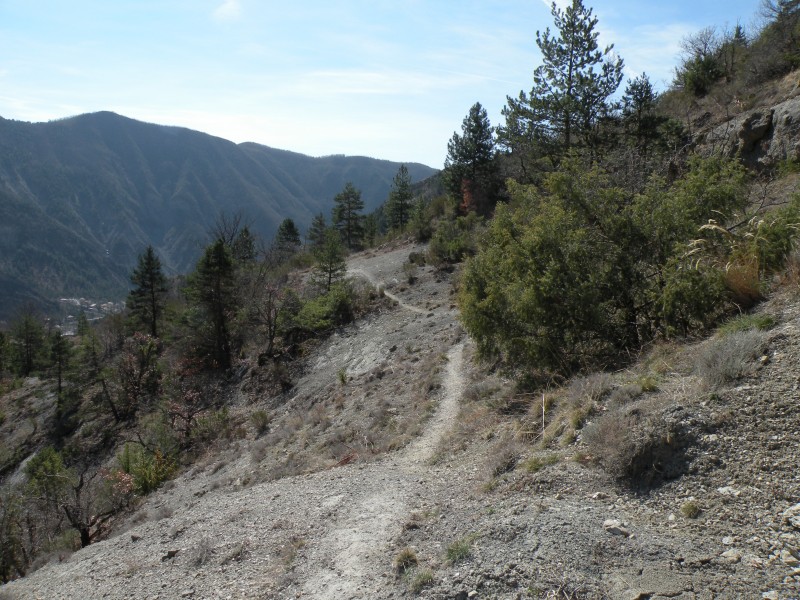 photo7 : ensuite on retrouve un sentier à flanc de montagne