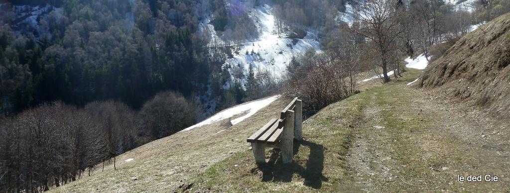 combe du Collet : la piste enneigée en face qui permet de rejoindre le départ de Puy d'Oulles