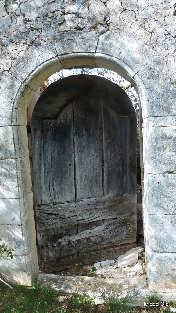 #14 Porte de la Chapelle : aux abords de la propriété privée du Champ de Sicaude sur le GR9 Porte de la Chapelle : aux abords de la propriété privée du Champ de Sicaude sur le GR9