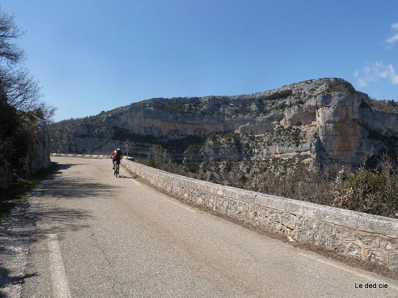 #12 D942 : Belle route en surplomb des gorges avec la vue sur le Rocher du Cire D942 : Belle route en surplomb des gorges avec la vue sur le Rocher du Cire