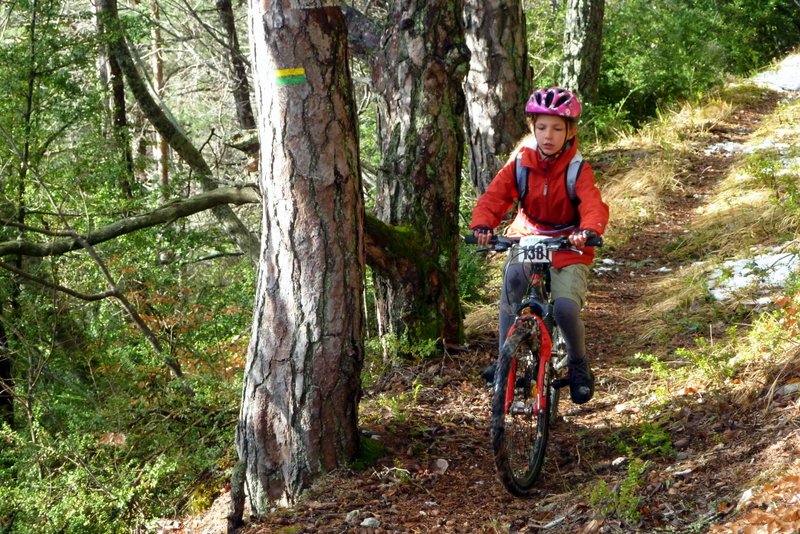 #8 Y Y'en a aussi pour les filles : Et hop Rose qui apprends à rouler droit. On voit bien la marque verte et jaune! Suffisait de bien regarder à la croisée des pistes... et pas que le GPS!