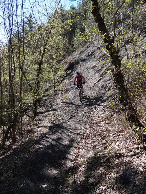 #15 Descente sur Villeneuve : Sous la cascade (de glace en hiver). Descente sur Villeneuve : Sous la cascade (de glace en hiver).