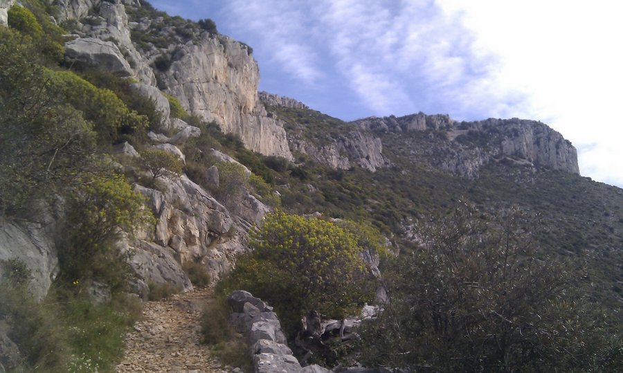 #1 Sentier de la Loubière : Pris dans ce sens, les points de vues sont différents mais toujours aussi beaux. Sentier de la Loubière : Pris dans ce sens, les points de vues sont différents mais toujours aussi beaux.