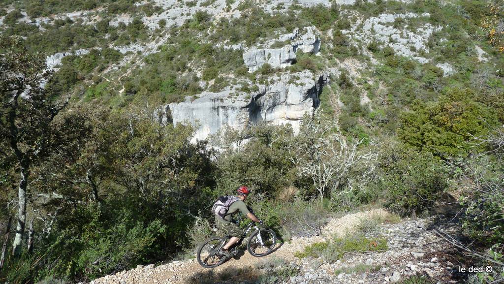 sentier Lauzière : Alain descend sur le ravin de Véroncle