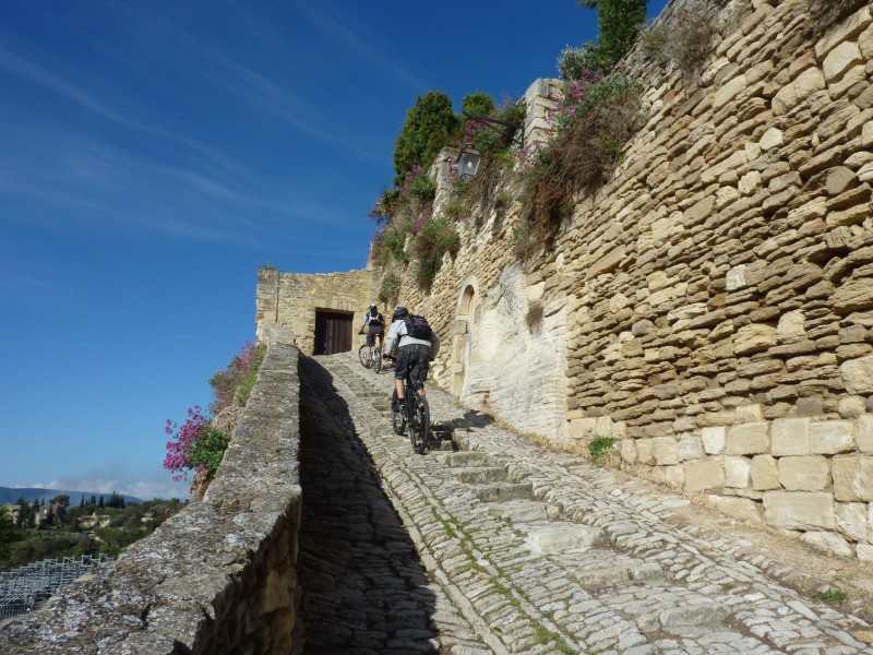 Départ tonique : Dans les ruelles de Gordes