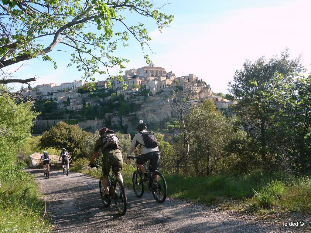 Gordes : La sortie démarre dans les ruelles de ce magnifique village. Fougasse oblige!