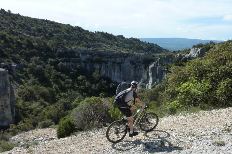 #13 Tchouf admire le paysage : en remontant sur le sentier de Jean de Mare Tchouf admire le paysage : en remontant sur le sentier de Jean de Mare