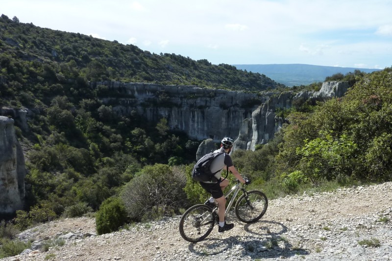 Tchouf admire le paysage : en remontant sur le sentier de Jean de Mare