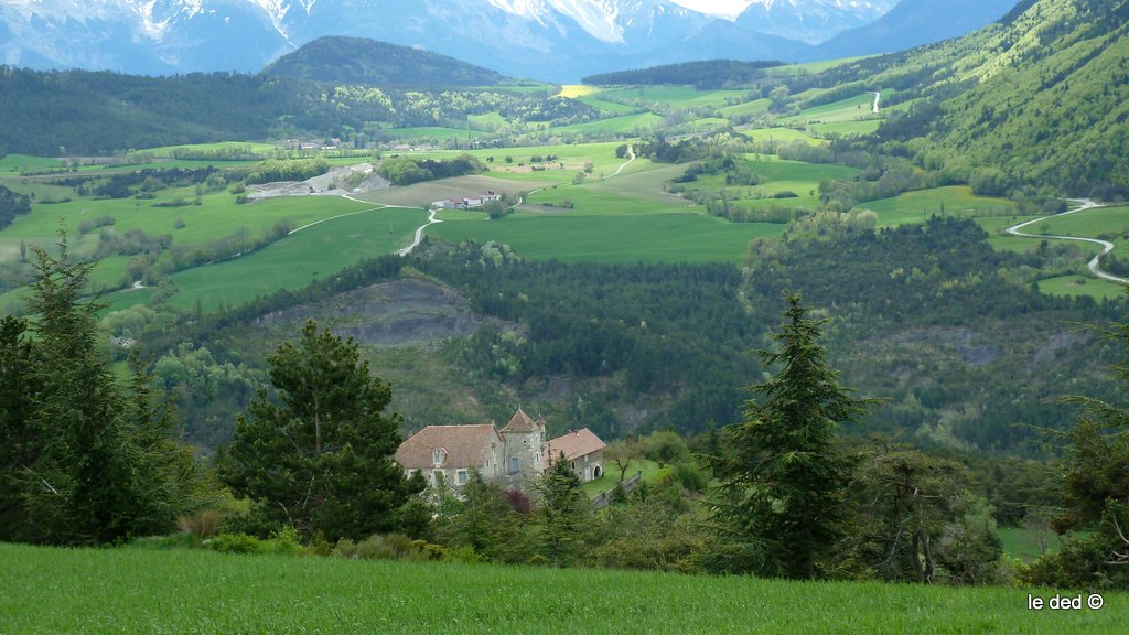 #7 Domaine du Clos : plus communément appeler le château de la comtesse et le hameau de Villard-Julien en arrière plan. Domaine du Clos : plus communément appeler le château de la comtesse et le hameau de Villard-Julien en arrière plan.
