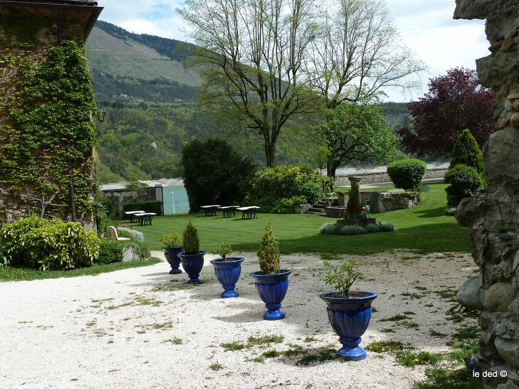 #15 Château d Château d'Herbelon : très bonne adresse Relais & Châteaux où les mariages défilent de semaine en semaine. Beauté et charme assuré au bord du lac.