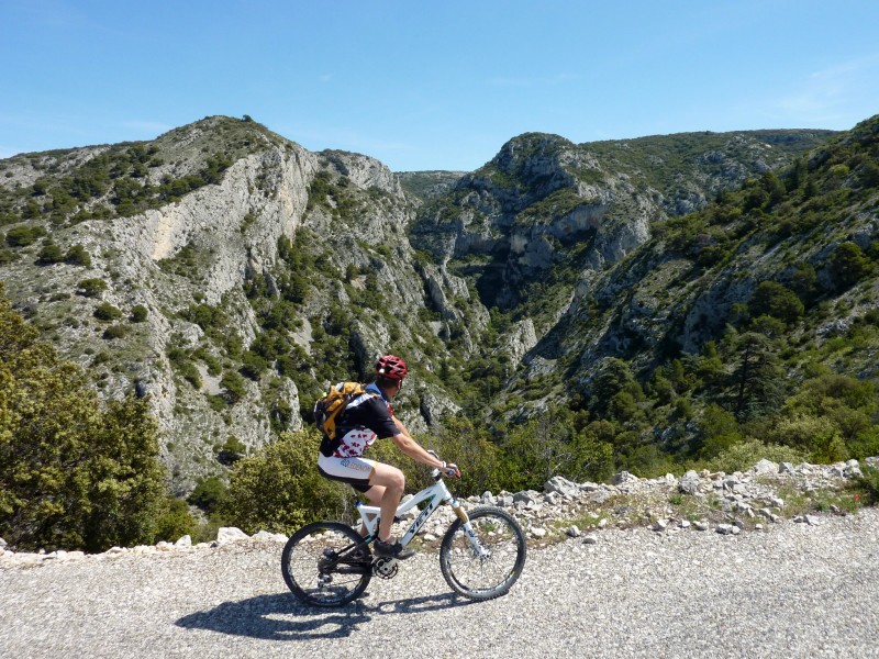 #6 Deuxième montée : Alain admire la vallon du Colombier Deuxième montée : Alain admire la vallon du Colombier