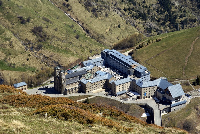 #11 Le sanctuaire : on a beau être prévenu, ça fait quand même bizarre ce machin posé au sommet d Le sanctuaire : on a beau être prévenu, ça fait quand même bizarre ce machin posé au sommet d'une montagne...