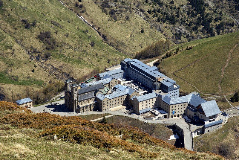 Le sanctuaire : on a beau être prévenu, ça fait quand même bizarre ce machin posé au sommet d'une montagne...