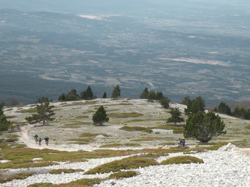 #6 jour2 : Après 100m le sentier devient plus roulant, on commence à prendre confiance et à lacher les freins jour2 : Après 100m le sentier devient plus roulant, on commence à prendre confiance et à lacher les freins