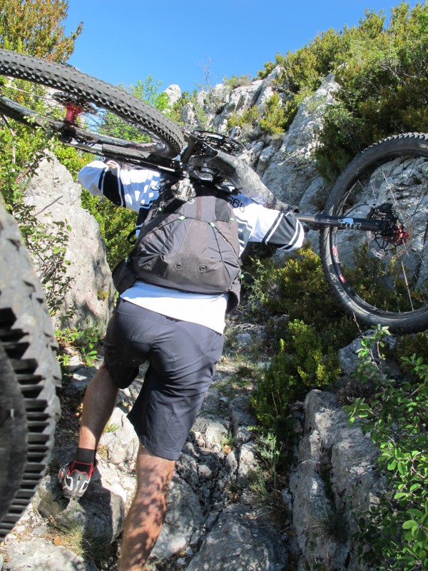 #15 Portage sous le Cougoir : Et oui Sanfroic porte sont vélo... parfois. Portage sous le Cougoir : Et oui Sanfroic porte sont vélo... parfois.