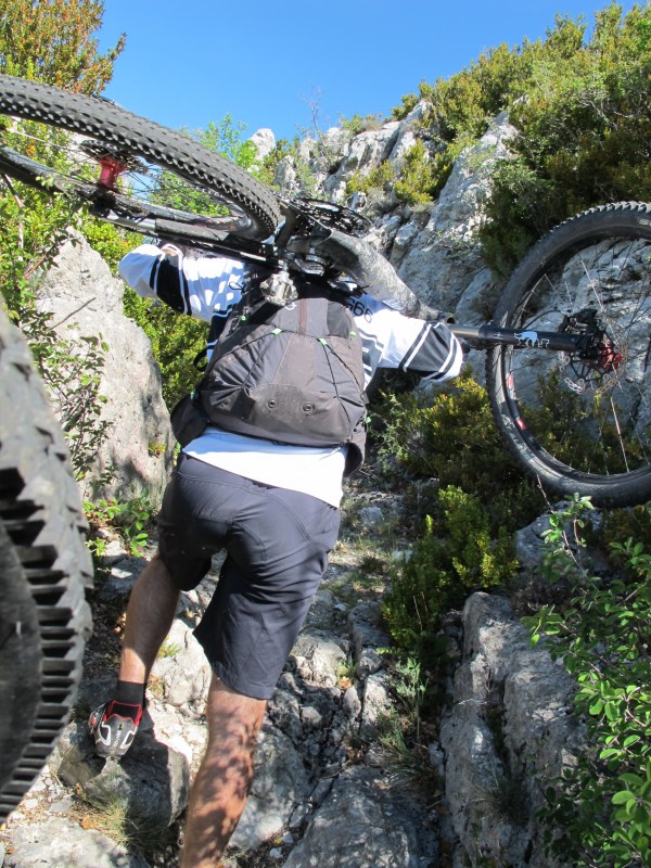 Portage sous le Cougoir : Et oui Sanfroic porte sont vélo... parfois.