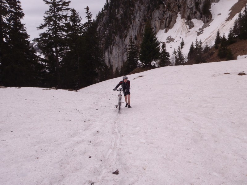 #2 Encore un gros névé : on ne pensait pas marcher dans autant de neige Encore un gros névé : on ne pensait pas marcher dans autant de neige