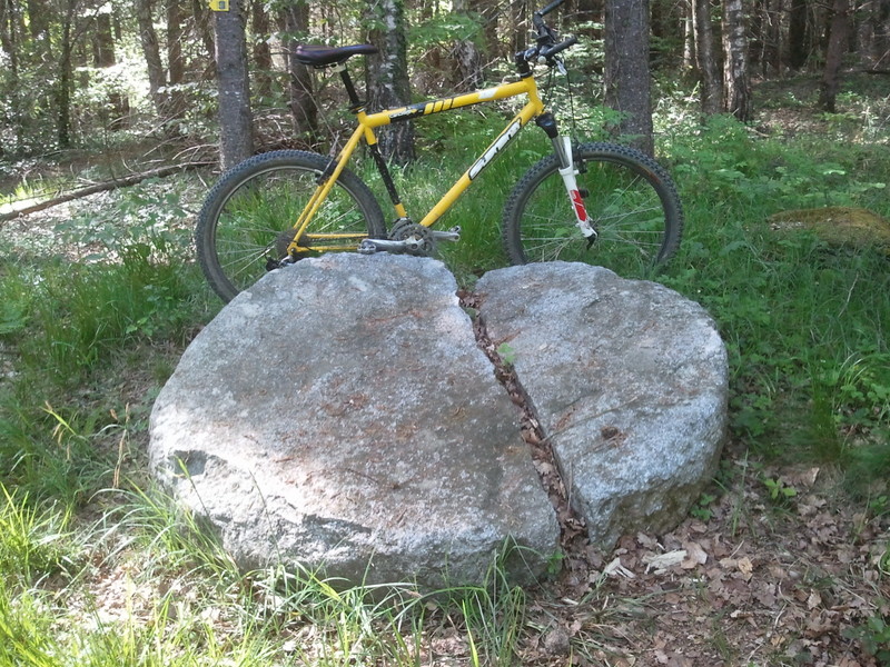 #2 photo 2 : Meule de moulin taillée ici à 3 km de distance et à 600m de dénivelé du moulin le plus proche.
Elle est sûrement bien plus que centenaire. Ces meules étaient taillées dans les blocs de granit apportés il y a quelques millénaires par les gl photo 2 : Meule de moulin taillée ici à 3 km de distance et à 600m de dénivelé du moulin le plus proche.
Elle est sûrement bien plus que centenaire. Ces meules étaient taillées dans les blocs de granit apportés il y a quelques millénaires par les gl
