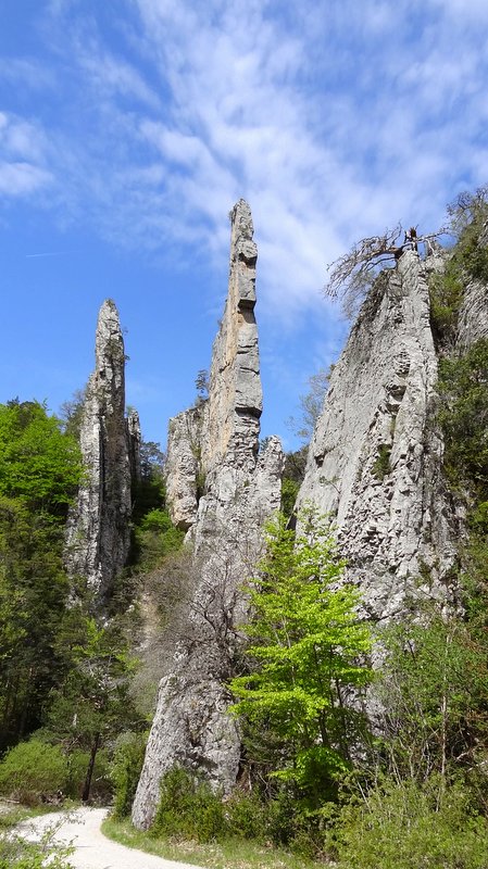 Les sucettes de Bornes : Un peu de tourisme pour élever notre âme. Les grimpeurs du groupe repère vite les spits et les relais