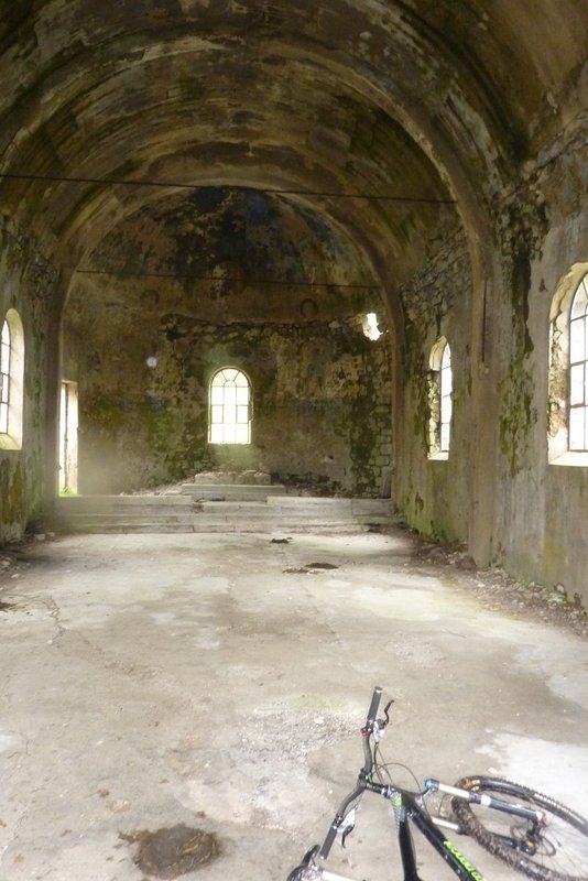 #7 Eglise de la Brasque : Ce sera mon havre de paix le temps que la météo se calme et que je remplisse mon estomac Eglise de la Brasque : Ce sera mon havre de paix le temps que la météo se calme et que je remplisse mon estomac