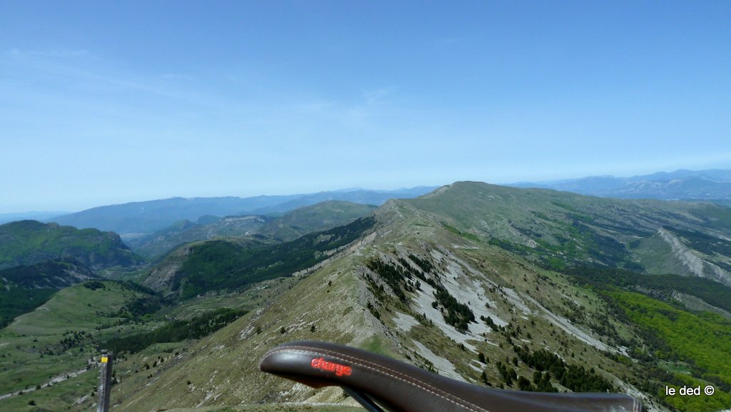 #10 Crête du Raus : Le tour revient sur la crête pour redescendre sur Baudinard Crête du Raus : Le tour revient sur la crête pour redescendre sur Baudinard