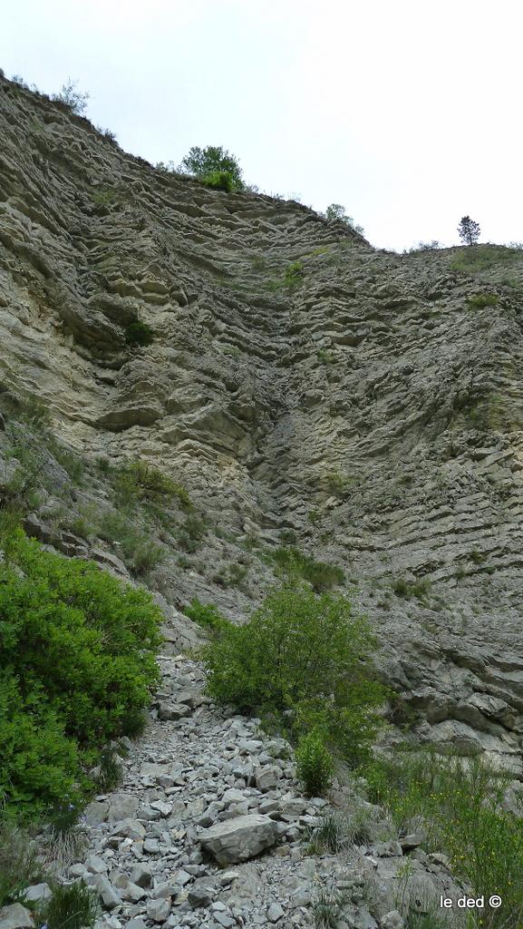 #24 Falaise du torrent de Reynier : Telle les gorges de St Pierre et ses empilements d Falaise du torrent de Reynier : Telle les gorges de St Pierre et ses empilements d'assiettes (qui tombent sans prévenir)