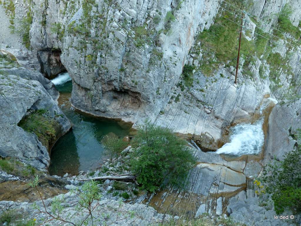 torrent le Riou : de belles vasques prépare la cascade
