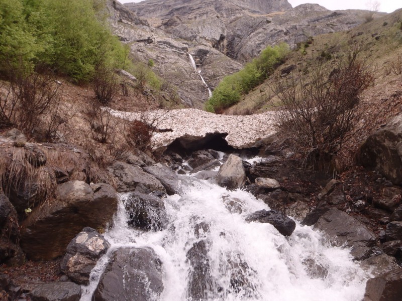 Pied de la cascade : C'est la même cascade, impressionnante vue d'en bas.