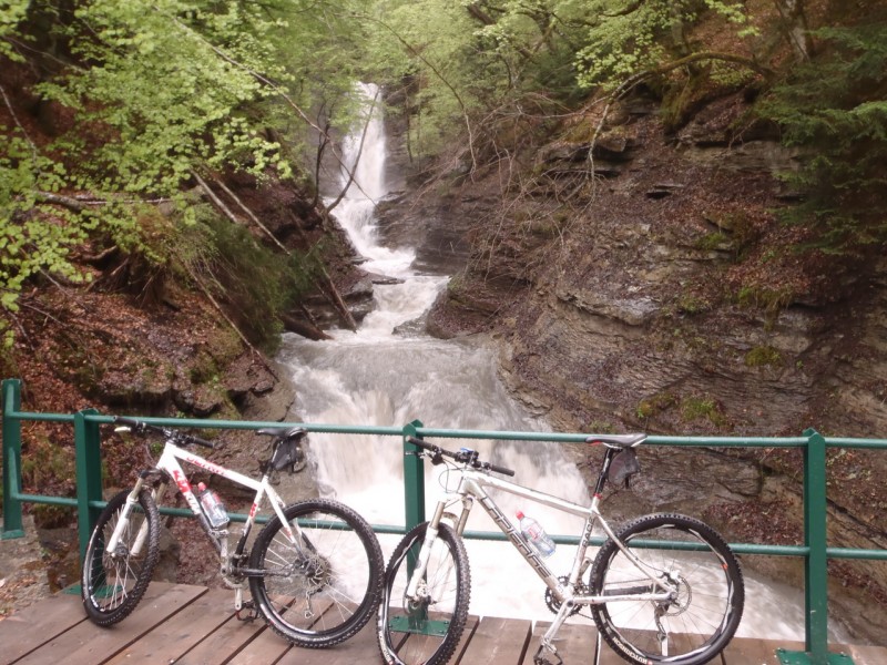 #6 pause : Dernière cascade de la matinée, en descendant de Pierre Fendue, juste avant le Pont de la Flée pause : Dernière cascade de la matinée, en descendant de Pierre Fendue, juste avant le Pont de la Flée