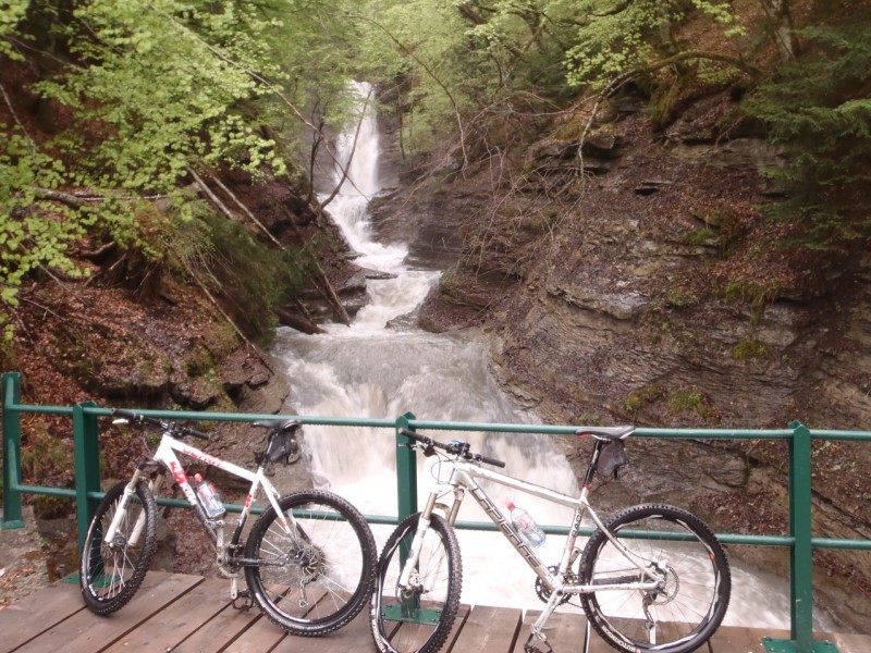 pause : Dernière cascade de la matinée, en descendant de Pierre Fendue, juste avant le Pont de la Flée