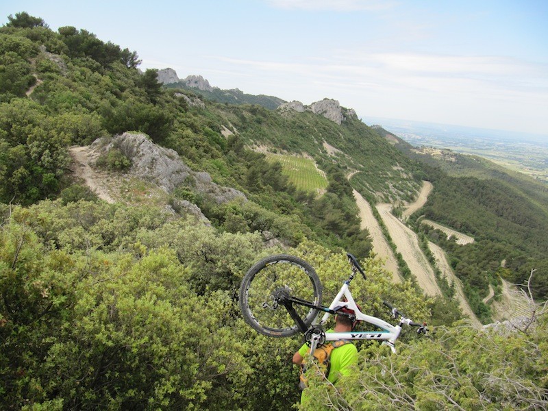 Dentelles : Pas de journée de VTT sans portage - Santa