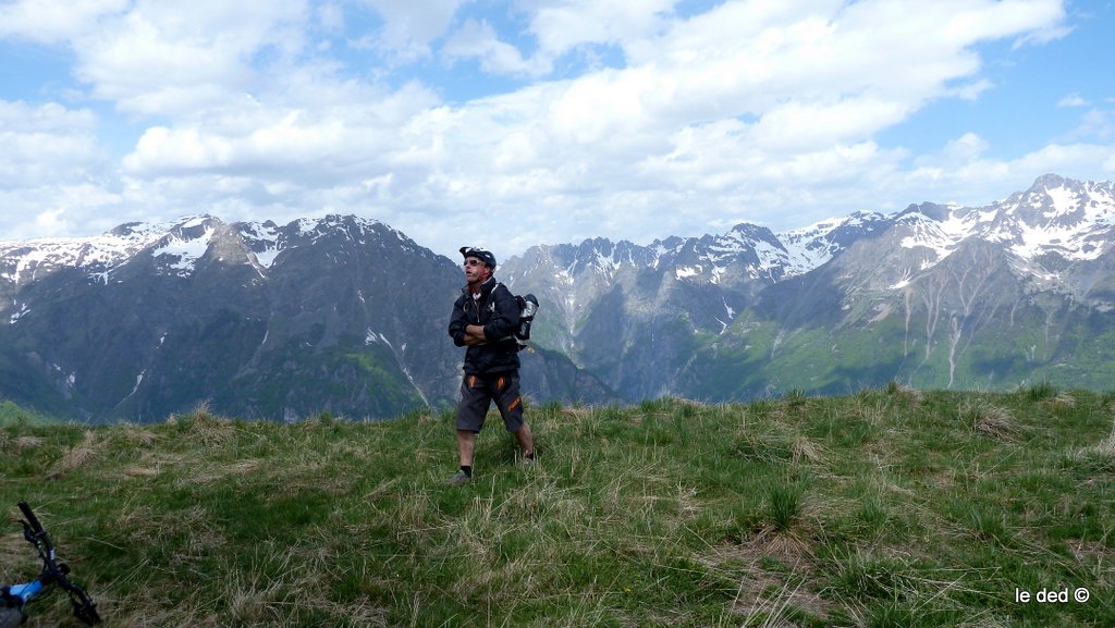 #10 Gilles : Au sommet du Bras sur fond de Belledonne et Grand Galbert Gilles : Au sommet du Bras sur fond de Belledonne et Grand Galbert