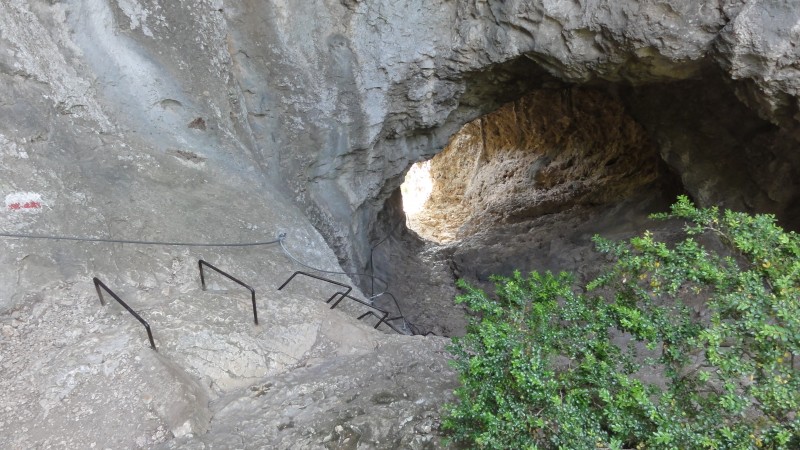 grotte : passage du GR6 au dessus du petit lac