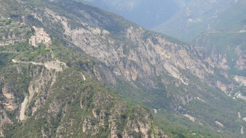 #12 bairols : bairols, accroché à la montagne bairols : bairols, accroché à la montagne