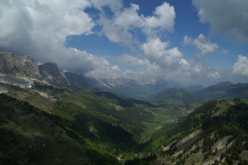 Vue au Nord : la plaine de Gresse et la barrière Est du Vercors.