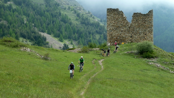 #2 Départ du fort de Réallon : Départ en groupe du fort pour se régaler de cette petite portion cassante Départ du fort de Réallon : Départ en groupe du fort pour se régaler de cette petite portion cassante