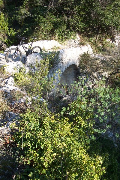 Ruisseau de Galambert : Joli Pont sur le ruisseau de Galambert.