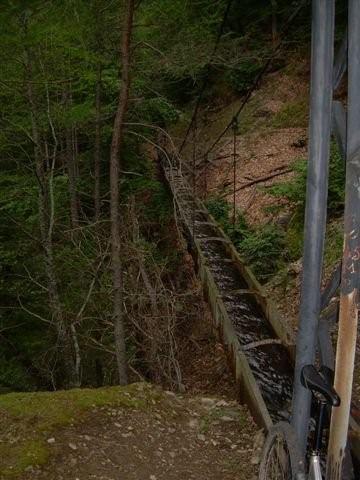 canal : passage en bordure de l'aqueduc suspendu