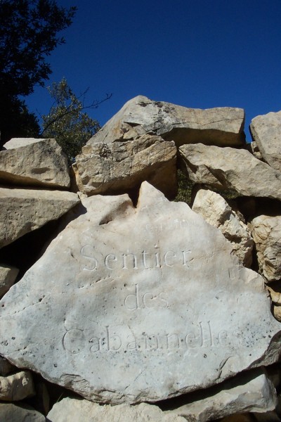 #11 C C'est gravé dans la pierre... : ...avec une faute d'orthographe. Cabanelles avec un seul N