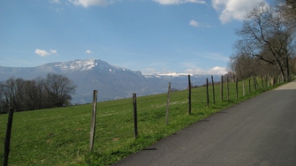 #1 C C'est le printemps : De la verdure face au Moucherotte encore blanc.