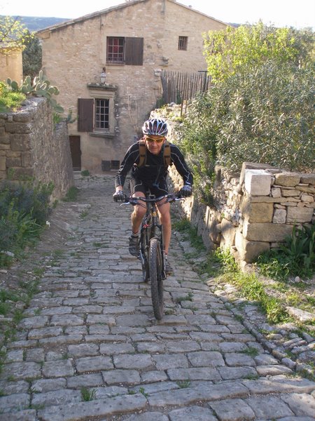 #5 Frédéric : La montée pavée sous le Château de St Bonnet Frédéric : La montée pavée sous le Château de St Bonnet