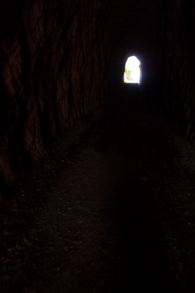 #2 Tunnel : Photo prise en roulant.... Bon OK, c Tunnel : Photo prise en roulant.... Bon OK, c'est pas du grand art, mais Je la trouve rigolote...