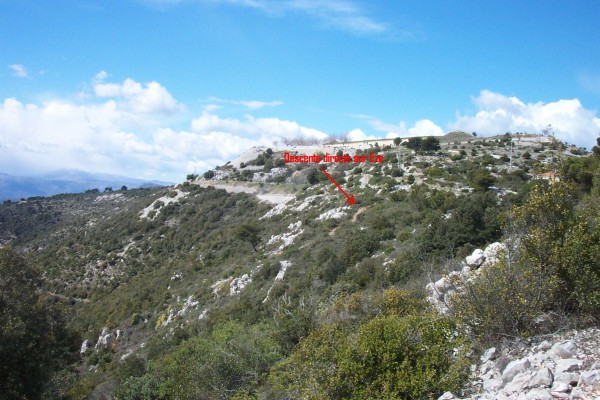 #6 Fort de la Revère : Au pied du fort, on distingue le départ du sentier de la descente directe sur Eze village. Fort de la Revère : Au pied du fort, on distingue le départ du sentier de la descente directe sur Eze village.