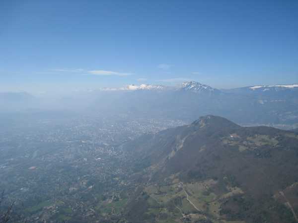 Grenoble : Houlala, il y a de la pollution sur Grenoble. J'espère que vous n'êtes pas resté en bas aujourd'hui.